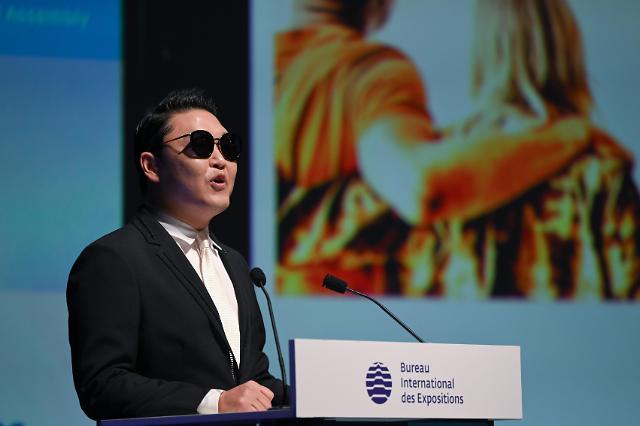 歌手鸟叔PSY在陈述中发表讲话，呼吁国际展览局（BIE）成员国支持釜山申办世博会。【图片提供 韩联社】
