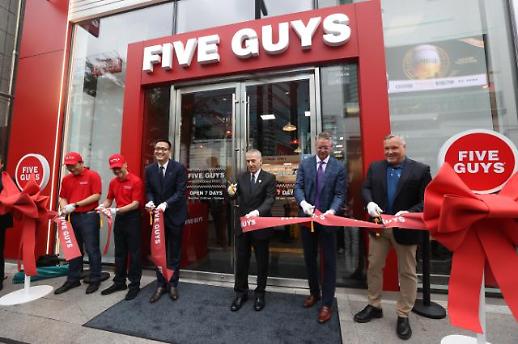 网红汉堡店来了！Five Guys韩国首店开业