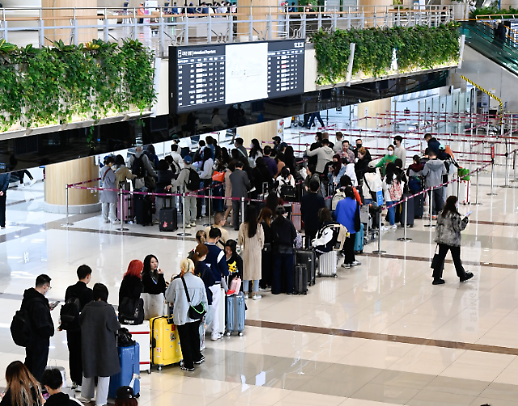 Number of S. Korean overseas travelers slowly increase after reopening: market data 