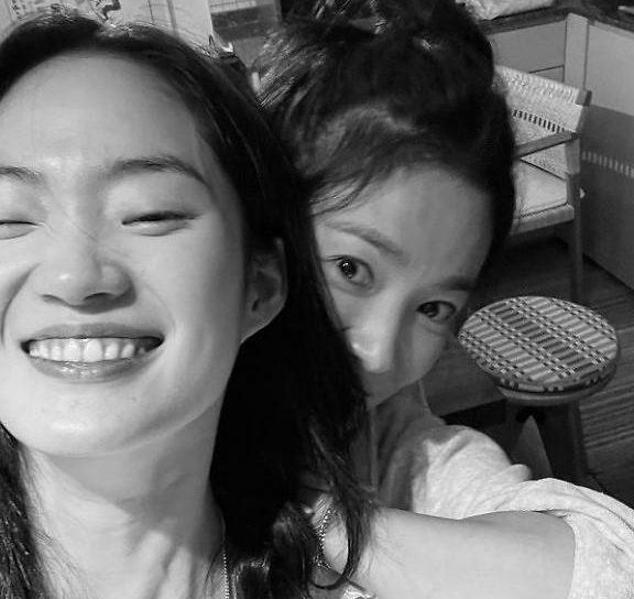 [슬라이드 포토] 송혜교와 이렇게 친했어? 신현지 함께 찍은 사진보니...
