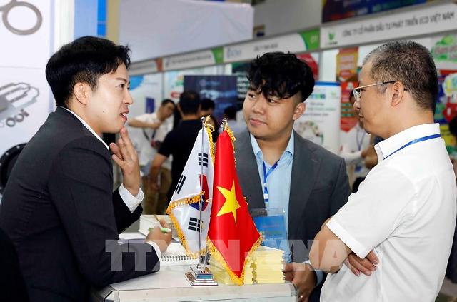 전시회에서 상담을 진행 중인 한국-베트남 기업들 (사진=베트남통신사]