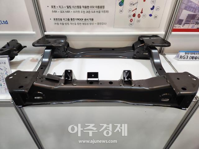 광주미래산업엑스포에 전시된 금호기공 브라켓 [사진=권가림 기자]