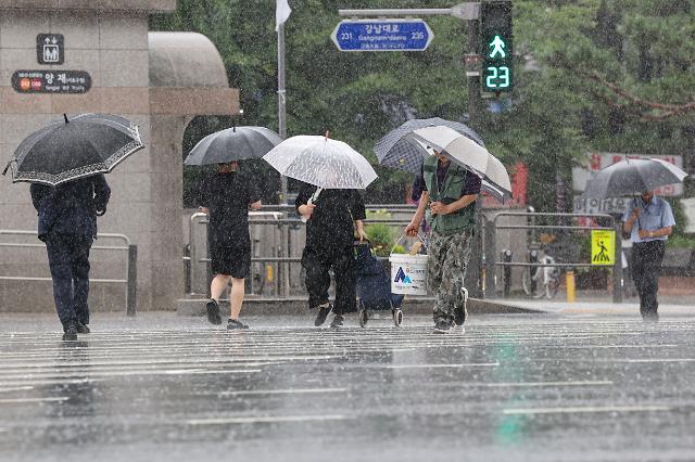 29일 오후 서울 서초구 양재역 인근에서 우산을 쓴 시민들이 횡단보도를 건너고 있다.[사진=연합뉴스]