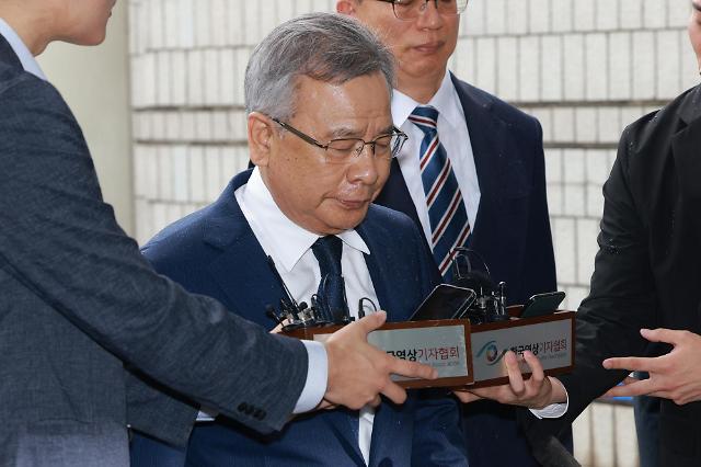 대장동 민간 개발업자들로부터 금품을 수수했다는 이른바 '50억 클럽' 의혹을 받고 있는 박영수 전 특별검사가 29일 오전 서울 서초구 서울중앙지법에서 열리는 구속 전 피의자 심문(영장실질심사)을 받기 위해 법정에 출석, 입장을 밝히고 있다. [사진=유대길 기자 dbeorlf123@ajunews.com]