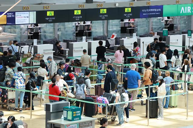 지난달 2일 오후 인천국제공항 제1여객터미널에서 이용객들이 출국 수속을 하고 있다. [사진=연합뉴스]