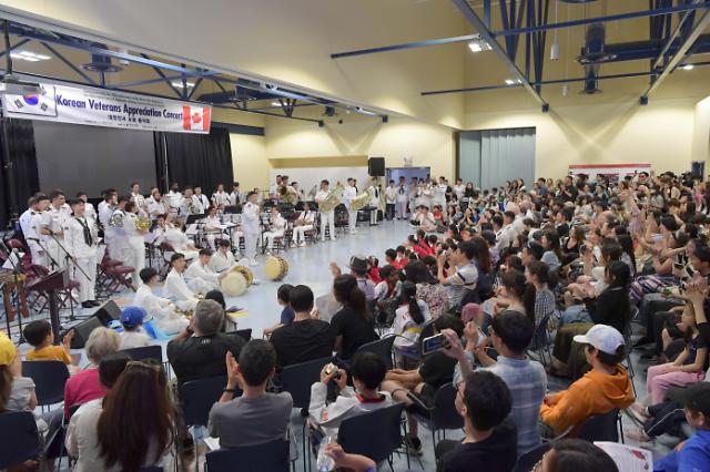  지난 6월 25일(현지일자) 캐나다 핼리팩스시 국방지원센터에서 열린 ‘대한민국 해군 보훈음악회’에서 한국과 캐나다 해군 군악대가 ‘6·25전쟁에 참전한 양국 군(軍)의 전우애’를 담아낸 프로그램을 선보이고 있다.[사진=해군]