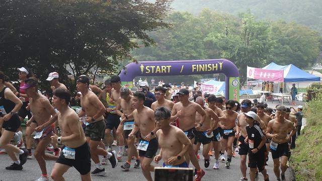 2일 충북 보은군 속리산 말티재 꼬부랑길에서 열린 '2023 보은 속리산 힐링 알몸 마라톤대회'에 참여한 마라토너들이 경기 시작과 함께 질주하고 있다. [사진=보은군]