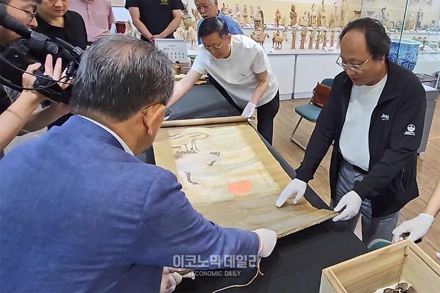 다보성갤러리를 방문한 중국 저명 감정가들이 소장작품을 살펴보고 있다. [사진=박명섭 기자]