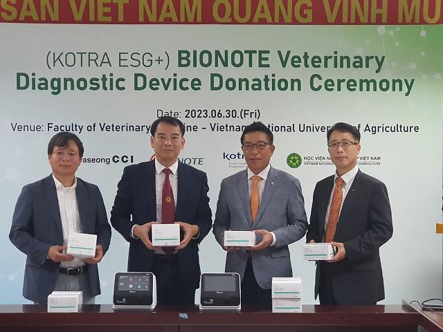 한국 기업이 동물의료기기를 기증하고 있다. [사진=베트남통신사]
