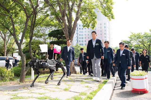  김장호 구미시장의 민선8기 2년차 첫 출근길에 4족 보행 로봇이 동행하고 있다. 이는 구미시의 향후 비젼과 추진방향을 암시하는 은유적인 포퍼먼스라고 할수 있다[사진=구미시]