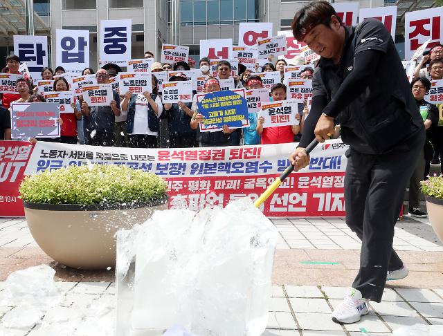 민주노총 폭염 속 총파업 돌입 선언  
    (대전=연합뉴스) 이주형 기자 = 민주노총 대전본부 관계자가 폭염주의보가 발효 중인 3일 오전 대전시청 북문 앞에서 총파업 돌입 선언 기자회견을 하며 얼음 깨기 퍼포먼스를 벌이고 있다. 2023.7.3 
    coolee@yna.co.kr/2023-07-03 10:45:15/
<저작권자 ⓒ 1980-2023 ㈜연합뉴스. 무단 전재 재배포 금지.>[<저작권자 ⓒ 1980-2023 ㈜연합뉴스. 무단 전재 재배포 금지.>]