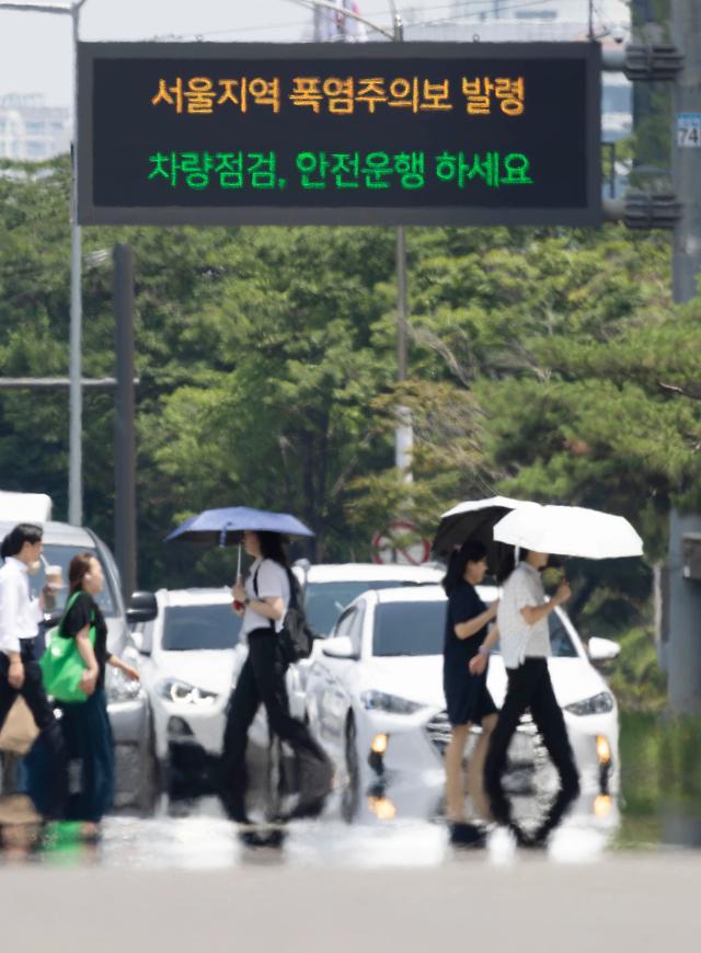 전국 대부분 지역에 나흘째 폭염특보가 발효 중인 가운데 3일 오후 서울 여의대로에 아지랑이가 피어오르고 있다. 2023.07.03[사진=유대길 기자 dbeorlf123@ajunews.com]
