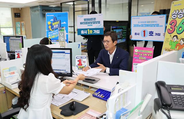 [경기도 포천시 소흘농협 본점에서 윤해진 NH농협생명 대표이사가 신상품 2종에 가입하고 있다.사진=NH농협생명]