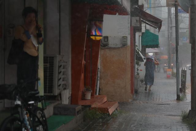 갑작스런 소나기가 내린 19일 시민들이 갑자기 내린 비를 피하고 있다.[유대길 기자, dbeorlf123@ajunews.com]