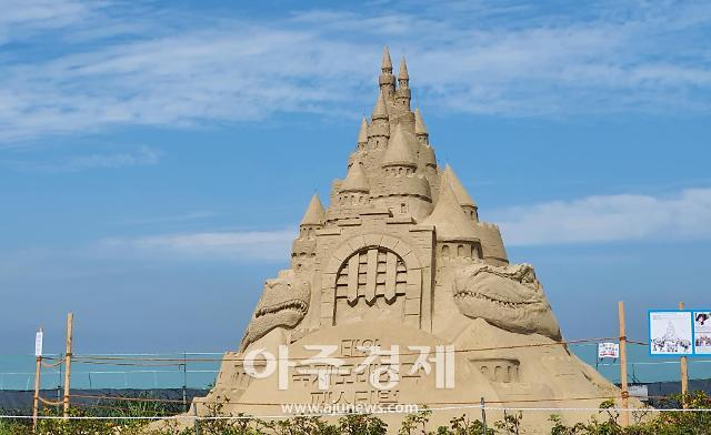 연포 해수욕장 전경 및 지난해 축제(신두리 해수욕장) 모래조각 작품 모습[사진=태안군]