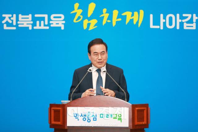 서거석 전라북도교육감이 취임 1주년을 맞아 기자회견을 하고 있다사진전북교육청