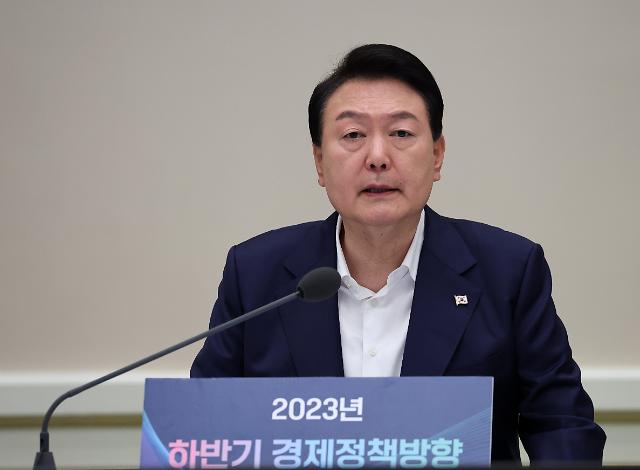 하반기 경제정책 방향 회의 발언하는 윤석열 대통령
    서울연합뉴스 임헌정 기자  윤석열 대통령이 4일 청와대 영빈관에서 열린 2023년 하반기 경제정책 방향에 관한 제18차 비상경제민생회의에서 발언하고 있다 202374
    kaneynacokr2023-07-04 120310
저작권자 ⓒ 1980-2023 ㈜연합뉴스 무단 전재 재배포 금지저작권자 ⓒ 1980-2023 ㈜연합뉴스 무단 전재 재배포 금지