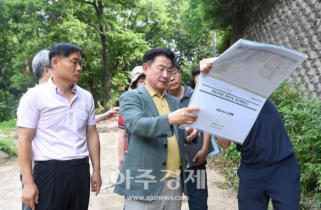 김동근 의정부시장가운데이 지난 3일 장암수목원 조성 대상지를 찾아 추진 계획을 살펴보고 있다사진의정부시
