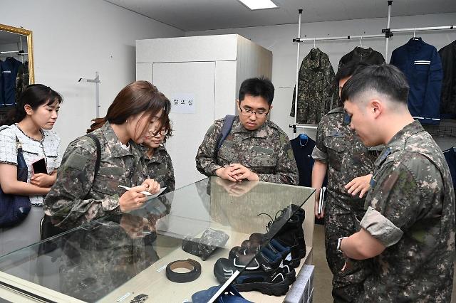 제10기 대한민국 장병 급식·피복 모니터링단이 4일 공군 7전대를 방문하여 공군피복판매소에서 장병들이 사용하는 피복과 장구류를 직접 확인하고 있다 사진국방부