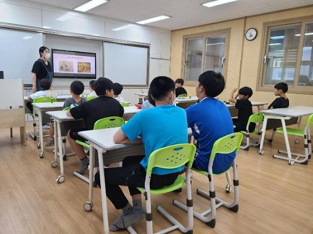 지난달 22일 완주군 동상면 동상초등학교에선 인권에 대한 수업이 열렸다. 사진은 '인권'에 대해 선생님과 대화하는 학생들. [사진=신진영 기자]