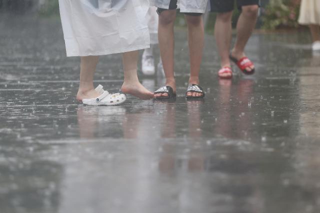 4일 오후 서울 광화문광장을 찾은 고등학생들이 맨발을 바닥에 디디고 있다. [사진=연합뉴스]