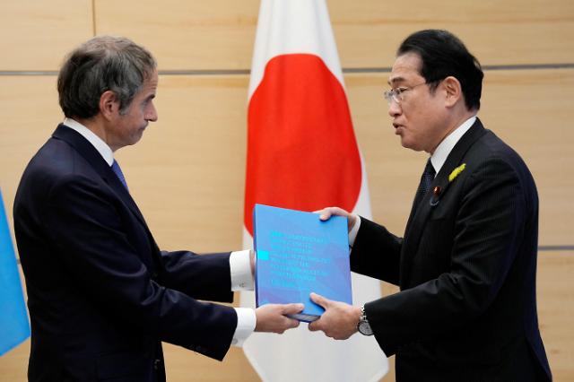 라파엘 그로시 국제원자력기구IAEA 사무총장왼쪽이 지난 7월 4일 일본 도쿄에서 기시다 후미오 총리를 만나 후쿠시마 제1원자력발전소 오염수의 해양 방류 계획에 관한 종합보고서를 전달하고 있다 사진로이터 연합뉴스
