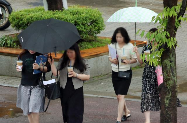 지난 4일 광주 서구 상무중앙로에서 내리는 장맛비에 시민이 우산을 쓰고 길을 걷고 있다 사진연합뉴스