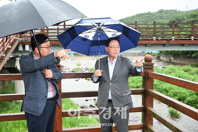 강수현 양주시장오른쪽이 호우주의보가 내려진 지난 4일 장흥면 석현천을 방문해 점검하고 있다사진양주시