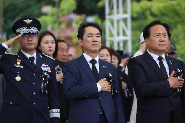 박민식 장관 유엔군초천기념 및 미 스미스부대 전몰장병 추도식 참석
    서울연합뉴스 박민식 국가보훈부 장관이 5일 경기도 오산 죽미령 평화공원에서 열린 유엔군초천기념 및 미 스미스부대 전몰장병 추도식에 참석하여 주요 내빈과 국민의례를 하고 있다 202375 국가보훈부 제공 재판매 및 DB 금지
    photoynacokr2023-07-05 111523
저작권자 ⓒ 1980-2023 ㈜연합뉴스 무단 전재 재배포 금지저작권자 ⓒ 1980-2023 ㈜연합뉴스 무단 전재 재배포 금지