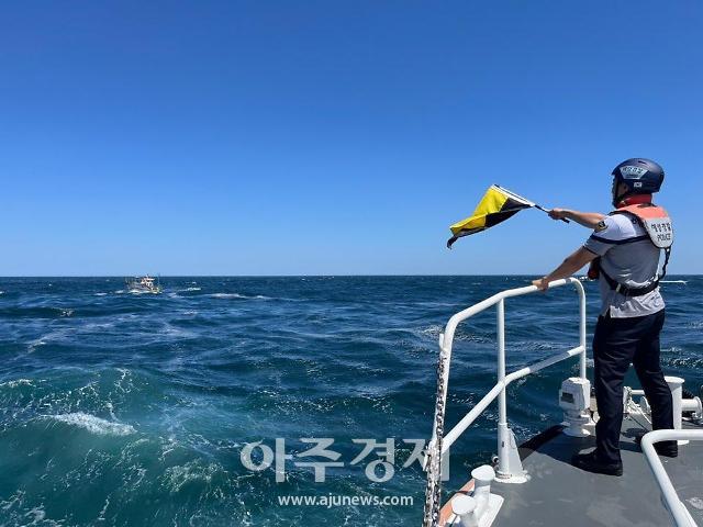 동해해경청 관계자들이 금일 강릉항 동방 해상에서 외국적 요트에 의한 불법행위 발생에 대비해 ‘해상 밀수·밀입국 대응 훈련’을 실시하고 있다사진동해지방해양경찰청