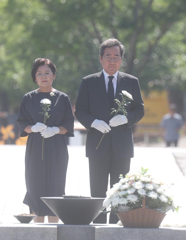 이낙연 전 총리 봉하마을 참배
    김해연합뉴스 김동민 기자  이낙연 더불어민주당 전 대표가 5일 오후 경남 김해시 진영읍 봉하마을 노무현 전 대통령 묘역을 참배하고 있다 왼쪽은 부인 김숙희 씨 202375
    imageynacokr2023-07-05 155403
저작권자 ⓒ 1980-2023 ㈜연합뉴스 무단 전재 재배포 금지저작권자 ⓒ 1980-2023 ㈜연합뉴스 무단 전재 재배포 금지