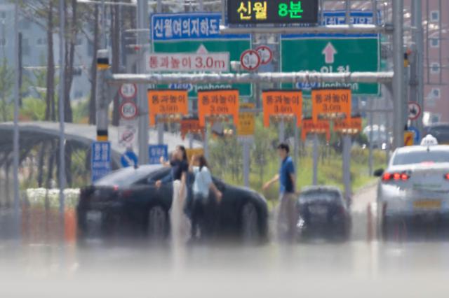 전국 대부분 지역에 나흘째 폭염특보가 발효 중인 가운데 3일 오후 서울 여의대로에 아지랑이가 피어오르고 있다 20230703사진유대길 기자 dbeorlf123ajunewscom