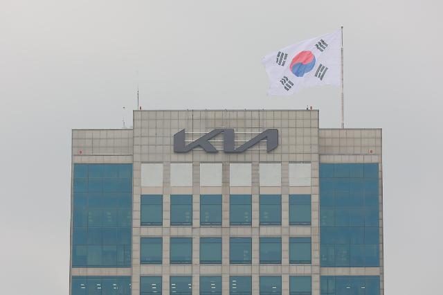 15일 오후 서울 서초구 기아자동차 본사 건물 외벽에 기아자동차의 새로운 로고가 걸려 있다유대길 기자 dbeorlf123ajunewscom