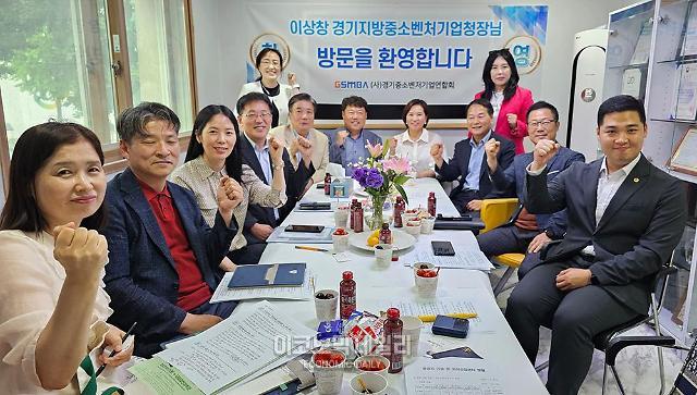 왼쪽부터 강영숙 광명시 기업지원과 팀장 이영수 광명시 기업지원과장  박미란 경기지방중소벤처기업청 사무관 이상창 경기지방중소벤처기업청장 임금호 경중연 서부지회장 황주원 경중연 광명진흥회 사무국장뒤 정진석 경중연 광명진흥회장 안지후 창대이앤씨 대표 김도영 더겸 대표뒤 안성환 광명시의회 의장 최경용 경중연 수석부회장 최민 경기도의원 사진박명섭 기자