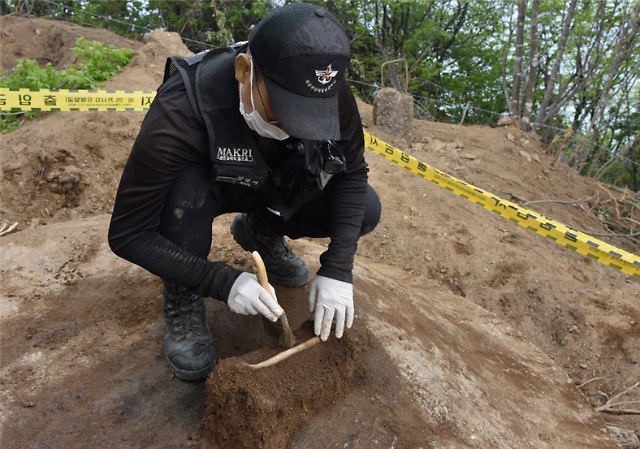 2018년 5월 국유단 발굴병이 고 노관수 이등중사 유해를 정밀발굴하고 있다사진국방부