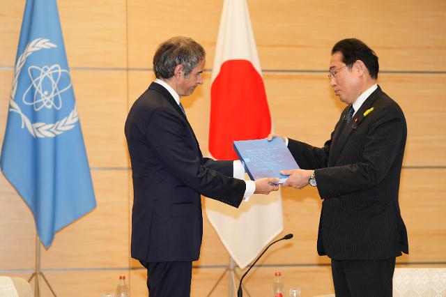 기시다 후미오 일본 총리에게 후쿠시마 원전 오염수 배출 관련 IAEA 보고서를 전달하고 있는 라파엘 그로시 IAEA 사무총장사진신화통신연합뉴스