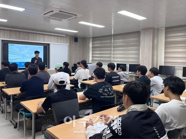 한국철도 강원본부 직원이 6일 강릉중앙고를 방문하여 채용 설명을 하고 있다사진한국철도 강원본부