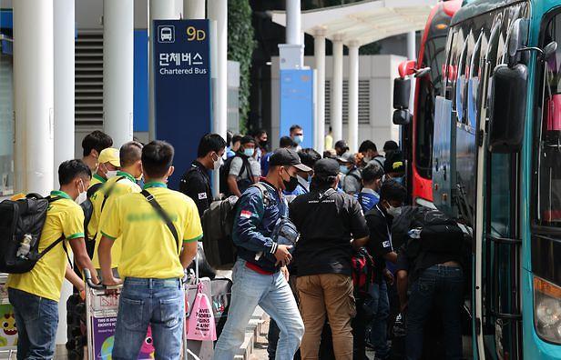 Người lao động nước ngoài đang lên xe buýt để di chuyển về nơi làm việc sau khi nhập cảnh tại Sân bay Quốc tế Incheon Seoul ẢnhYonhap News