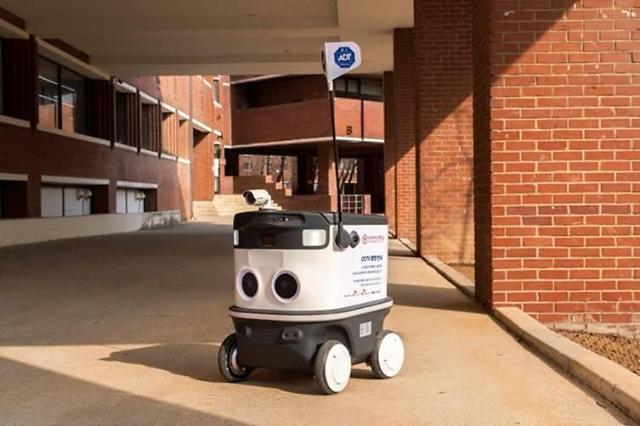SK쉴더스 AI 순찰로봇이 덕성여대 캠퍼스에서 시범 테스트를 진행하고 있다 사진SK쉴더스