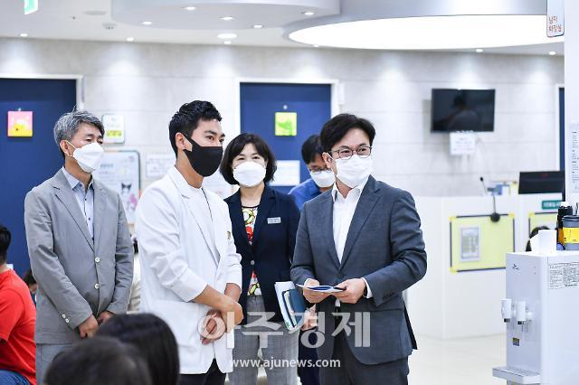 달빛어린이병원으로 지정된 김포아이제일병원을 찾은 김병수 시장이 시설 전반을 살피고 병원 운영과 관련한 애로사항을 청취한 후 직원들을 격려했다 사진김포시