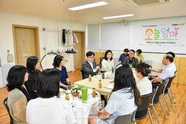 마산동 지역 현안을 청취하며 주민들과 대화 중인 김병수 시장 사진김포시