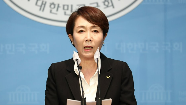 정의당 정호진 전 수석대변인이 26일 오후 국회 소통관에서 기자회견을 열고 당 대표 후보 출마를 선언하고 있다사진연합뉴스