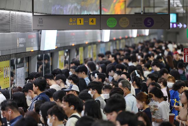 지난 4일 오전 서울 지하철 9호선 김포공항역에서 승객들이 지하철을 기다리고 있다 사진연합뉴스