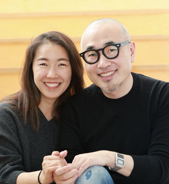 김봉진 창업자오른쪽와 그의 아내 설보미 씨 사진우아한형제들