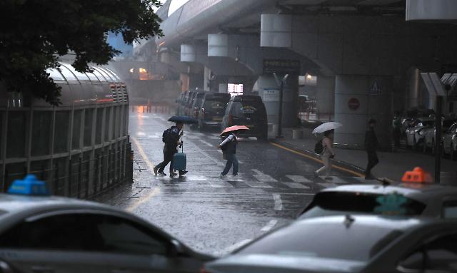 8일 오전 제주국제공항에서 우산을 쓴 여행객들이 공항 청사로 이동하고 있다 사진연합뉴스