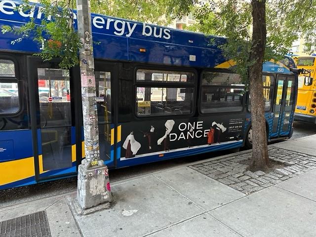 미국 뉴욕 버스에 부착된 코리안 아츠 위크Korean Arts Week 광고 모습