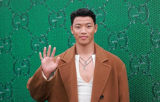 가슴골 활짝 황희찬 부담스런 구찌룩에...누리꾼 축구계 KCM