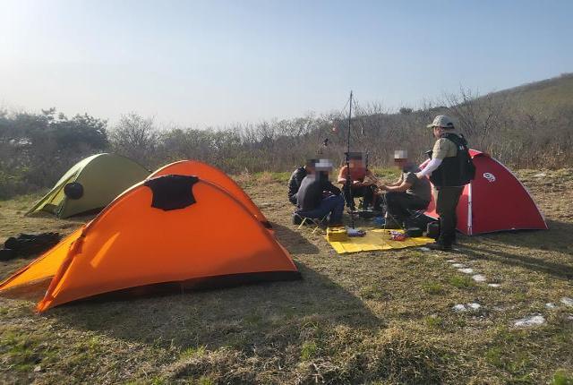 국립공원공단이 전남 구례군 지리산에서 탐방객 불법 행위를 단속하고 있다 사진국립공원공단