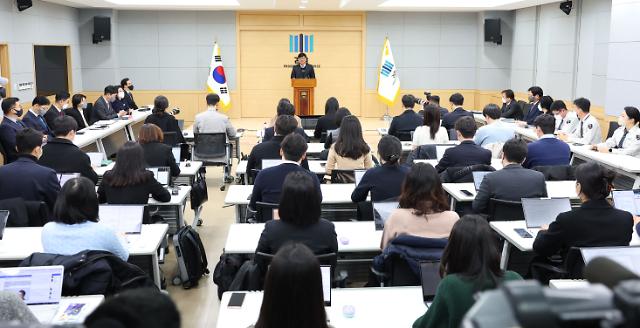 김종호 병무청 차장이 지난 3월13일 서울 양천구 남부지검 브리핑룸에서  병역면탈 및 병무비리 사건 관련 검찰과 병무청의 합동수사 결과를 브리핑하고 있다 사진연합뉴스