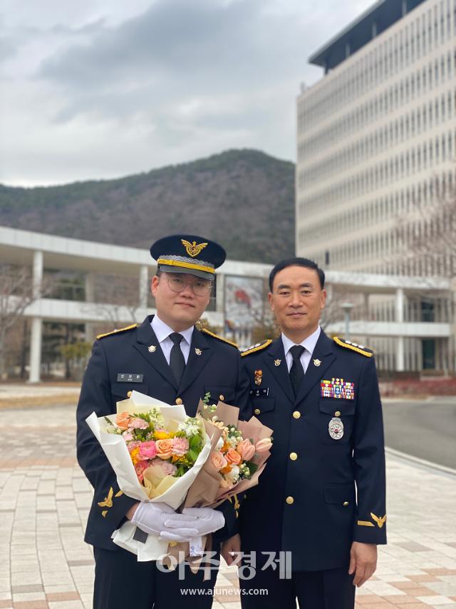 동해해양경찰서 안장환 경위왼쪽는 해양경찰 간부후보생으로 임용된 부자 해양경찰이다 사진는 안 경위와 그의 아버지와 함께 기념촬영한 사진이다사진동해해양경찰서